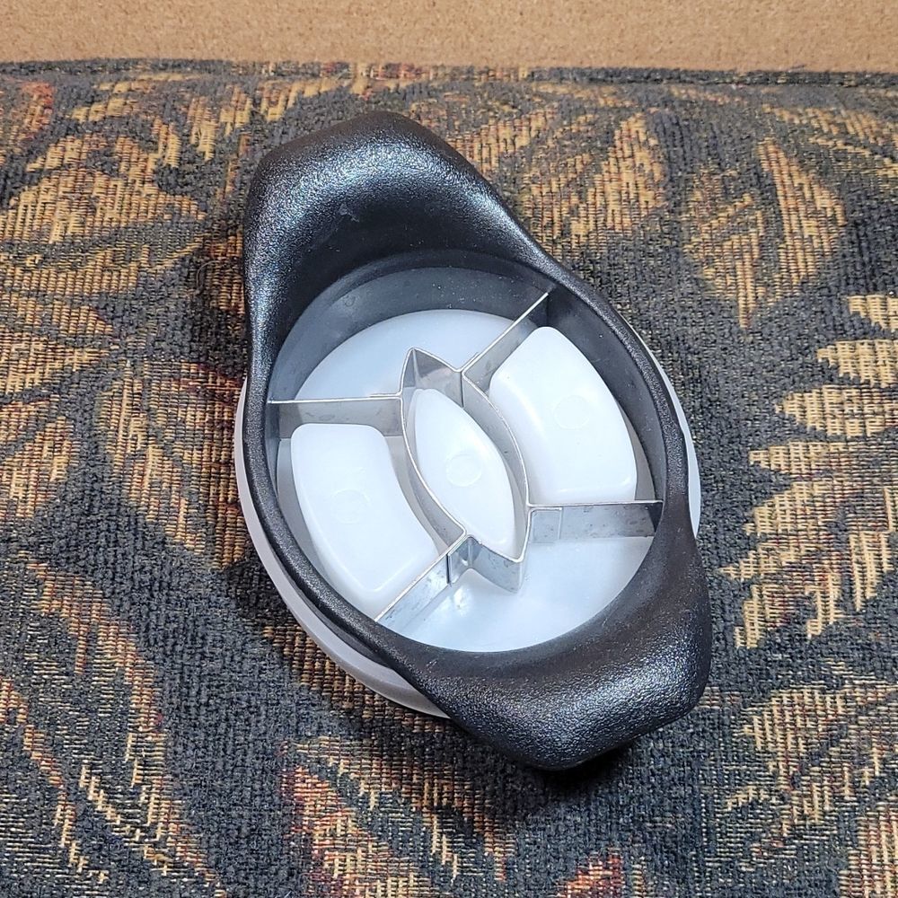 Retired Pampered Chef Mango Wedger Slicer Cutter W/ Blade Cover #7